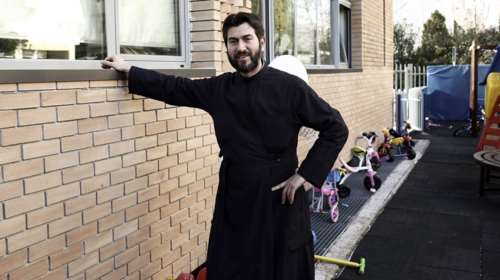 Κιβωτός του Κόσμου: Ραγδαίες εξελίξεις - Με εισαγγελική διάταξη απαγορεύεται στον πατέρα Αντώνιο να πλησιάζει τις δομές