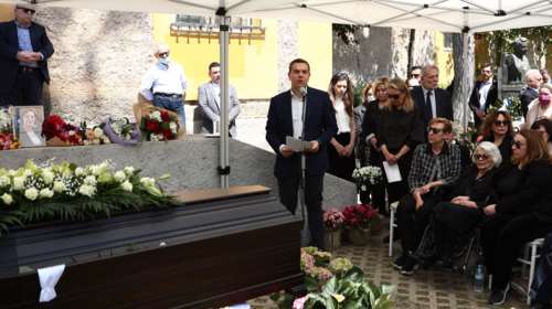 Συγκίνηση στην πολιτική κηδεία της Μυρσίνης Ζορμπά  - Ποιοι έδωσαν το παρών, ο συγκινητικός επικήδειος του συντρόφου της [εικόνες]