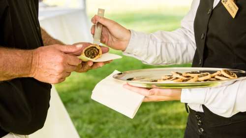 Εφιάλτης το γλέντι γάμου στην Παιανία: 50 κρούσματα γαστρεντερίτιδας, λέει ο ΕΟΔΥ - 11 καλεσμένοι στο νοσοκομείο