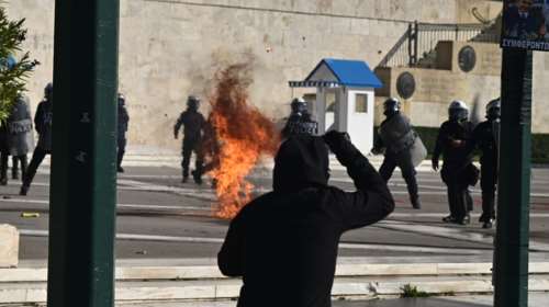 Επεισόδια στο κέντρο της Αθήνας στη διαδήλωση για την τραγωδία στα Τέμπη- Βροχή από μολότοφ και δακρυγόνα [εικόνες - βίντεο]