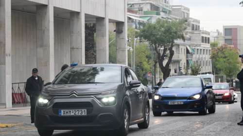 Σκάνδαλο ΟΠΕΚΕΠΕ: Κινηματογραφική άφιξη των 37 συλληφθέντων στη ΓΑΔΑ - Με... 25 συμβατικά οχήματα