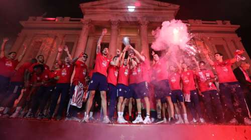 Conference League: Κόκκινο ποτάμι πλημμύρισε τον Πειραιά - Αποθέωση για τους τροπαιούχους σε όλη την Ελλάδα [εικόνες - βίντεο]