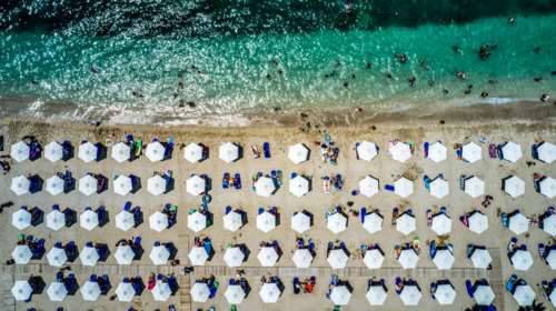 Έφοδος σε παραλίες και επιχειρήσεις από τους ελεγκτές της ΑΑΔΕ - Στο στόχαστρο φοροδιαφυγή και τήρηση της νομιμότητας στον αιγιαλό