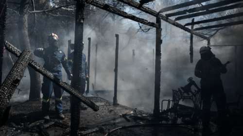 Εικόνες καταστροφής από τη μεγάλη φωτιά στην Πεντέλη: Σπίτια και αυτοκίνητα παραδόθηκαν στις φλόγες