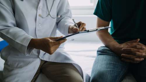 Το τηλεφώνημα Άδωνι Γεωργιάδη σε γιατρό στη Μυτιλήνη που συνταγογραφούσε ξημερώματα στον σύζυγο και τις 2 κόρες- Του είπε δεν θα ξαναγίνει