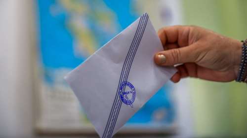 Δημοσκοπήσεις: Τα επιδόματα δίνουν ανάσα στην κυβέρνηση - Μάχη ΠΑΣΟΚ και Ζωής Κωνσταντοπούλου για τη δεύτερη θέση