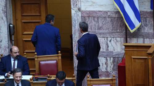 O Μητσοτάκης αποχώρησε επιδεικτικά στην ομιλία Παππά - Επέστρεψε για τον Ανδρουλάκη, έδειξε το ΠΑΣΟΚ ως αντίπαλο
