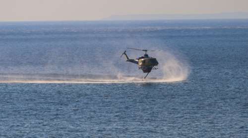 Αναγκαστική προσθαλάσσωση πυροσβεστικού ελικοπτέρου στην Ελευσίνα - Καλά στην υγεία τους οι τρεις επιβαίνοντες