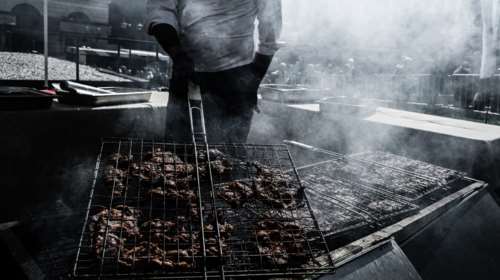 Τσικνοπέμπη: &quot;Πήραν φωτιά&quot; οι ψησταριές στη Βαρβάκειο - Τσικνίζουν με... χορό στον Πειραιά [εικόνες]