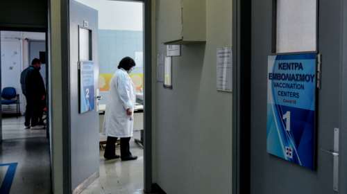 Κορονοϊός: Διχάζει η τέταρτη δόση εμβολίου - Γκάγκα και Μόσιαλος "αδειάζουν" την επιτροπή για τους κάτω των 60 ετών