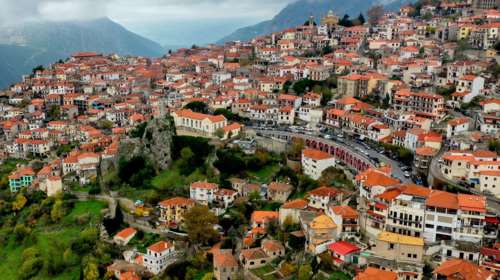 Στην αντεπίθεση οι ξενοδόχοι για το #cancelArachova: Με αυτή τη λογική μην ξαναπάμε στη Σαλαμίνα που έγινε ανθρωποκτονία