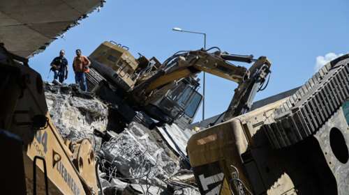 Κατέρρευσε υπό κατασκευή γέφυρα στα Μέγαρα - Δύο τραυματίες [εικόνες]