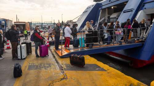 Πάσχα: Κορυφώνεται η απόδραση των Αθηναίων –  Γεμάτα φεύγουν τα ΚΤΕΛ και τα πλοία, αυξημένη κίνηση στις εθνικές οδούς