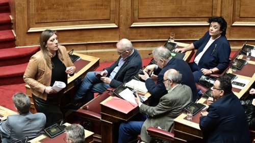 "Η Κανέλλη έκανε καριέρα στη χούντα", ισχυρίστηκε η Κωνσταντοπούλου στη Βουλή- "Ημουν 13 ετών το 1967", της απάντησε η βουλευτής