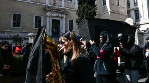 Μαυροντυμένοι καλλιτέχνες &quot;κηδεύουν&quot; τον πολιτισμό έξω από το ΣτΕ: Πορεία με φέρετρα και κηδειόχαρτα [εικόνες]