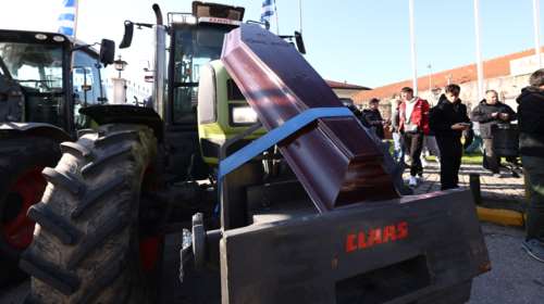 Η δυσαρέσκεια στις πρώτες αντιδράσεις των αγροτών μετά τις κυβερνητικές εξαγγελίες - "Δεν ακούσαμε κάτι νέο"