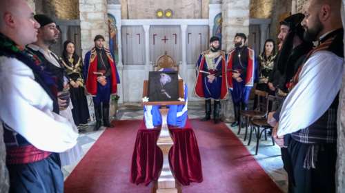 Τελευταίο αντίο στον Γιάννη Μαρκόπουλο: Συντετριμμένες η γυναίκα και η κόρη του - Ποιοι πήγαν στην κηδεία [εικόνες]