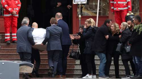 Τέμπη: Η πρώτη κηδεία με το λευκό φέρετρο της 34χρονης Αθηνάς να περνάει μπροστά από την οικογένειά της που σπαράζει