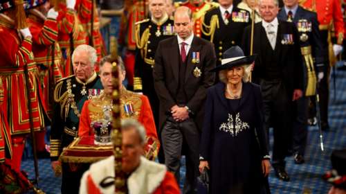 Πρόβα για βασιλιάς: Καταρρακωμένος ο Γουίλιαμ στην πρώτη εμφάνιση του Καρόλου στη θέση της Ελισάβετ