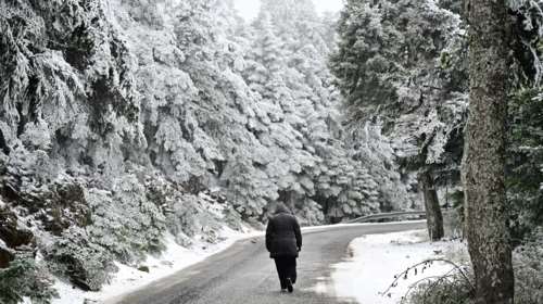 Καιρός: Τρία χαμηλά βαρομετρικά θα σαρώσουν τη χώρα από το απόγευμα – Έρχονται Χριστούγεννα με χιόνια και τσουχτερό κρύο
