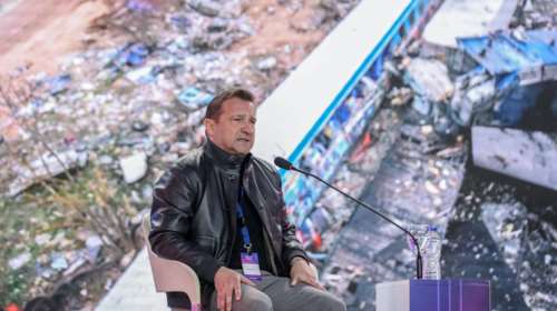 Συγκινημένος ο Πλακιάς για το πτυχίο της κόρης του: &quot;Σήμερα τελείωσες το πανεπιστήμιο αλλά με λάθος τρόπο&quot; [βίντεο]