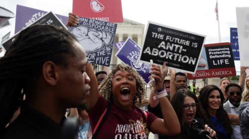Σοκ στις ΗΠΑ: Το Ανώτατο Δικαστήριο ανέτρεψε νόμο που κατοχύρωνε το δικαίωμα στην άμβλωση