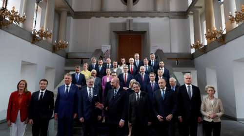 Politico για Πράγα: Ανοίγει το κουτί της Πανδώρας μετά το δείπνο με λαβράκι, ελάφι και παγωτό σε μαρέγκα