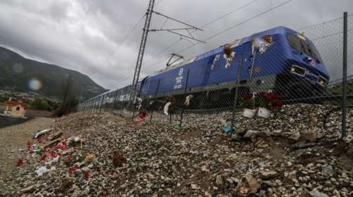 Η συγκινητική στιγμή που το Intercity περνάει για πρώτη φορά από το σημείο της τραγωδίας στα Τέμπη [βίντεο]