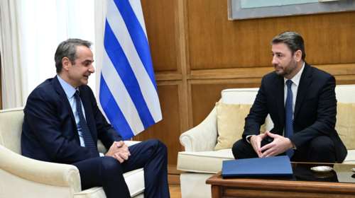 Ο Μητσοτάκης, η αναθεώρηση του Συντάγματος και γιατί θέλει να "στριμώξει" τον Ανδρουλάκη