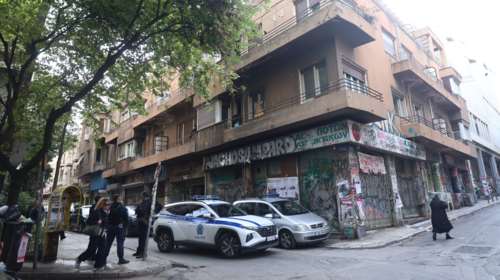 Εξάρχεια: Επιχείρηση της ΕΛ.ΑΣ. σε κτίριο υπό κατάληψη μετά τα επεισόδια του Σαββάτου - Βρήκαν πέτρες και καδρόνια