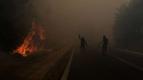 Τσατραφύλλιας για Mega-fire: Η φωτιά δημιουργεί τον δικό της καιρό - Κολυδάς: Μετά τις 7 το απόγευμα θα κοπάσουν οι άνεμοι