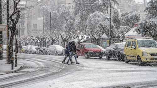 Στην &quot;κατάψυξη&quot; από σήμερα η χώρα: Χιόνια τα ξημερώματα και στην Αττική - Νέο κύμα κακοκαιρίας τις επόμενες ώρες