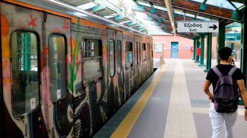 6χρονο παιδί έπεσε στο κενό ανάμεσα στην αποβάθρα και το τρένο του ΗΣΑΠ στο Μοναστηράκι- Ευτυχώς δεν ήταν σε κίνηση [βίντεο]