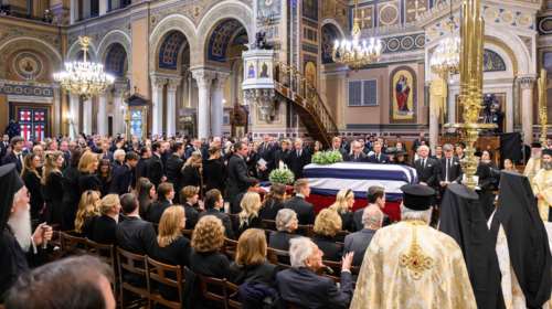 Η εξόδιος ακολουθία για τον τέως βασιλιά Κωνσταντίνο στη Μητρόπολη- Οι γαλαζοαίματοι, οι πολιτικοί και οι καλεσμένοι Αθηναίοι