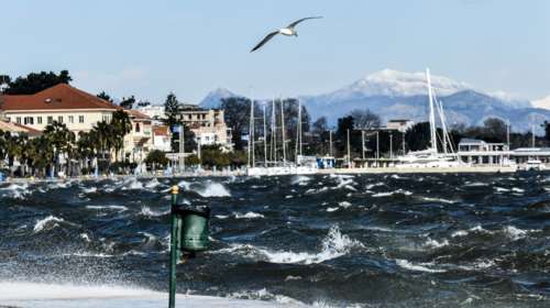 Καιρός: Μικρή πτώση της θερμοκρασίας και άνεμοι έως και 7 μποφόρ - Πού θα βρέξει