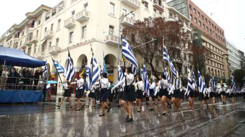 28η Οκτωβρίου: Υπό βροχή η μαθητική παρέλαση στη Θεσσαλονίκη [εικόνες - βίντεο]