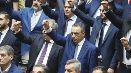 "Πελοποννησιακός Πόλεμος" στη Βουλή με τους Σπαρτιάτες - Ο ΣΥΡΙΖΑ δεν θέλει να κάθονται πίσω του