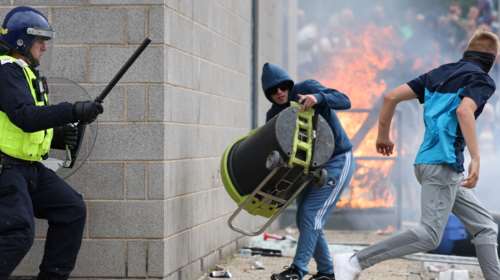 Έκρηξη ακροδεξιάς βίας στη Βρετανία: Στους δρόμους 6.000 αστυνομικοί - Έρχονται δίκες εξπρές, ανοίγουν θέσεις στις φυλακές