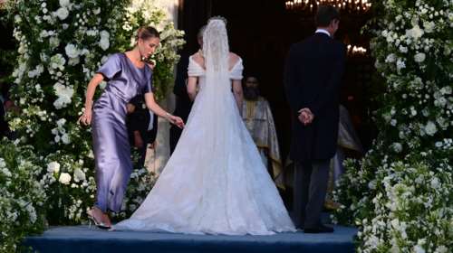 Η καλύτερη παράνυμφος η Μαρία Ολυμπία: Η στιγμή που πέφτει στο πάτωμα για χάρη της θείας της - Η διόρθωση στο νυφικό της