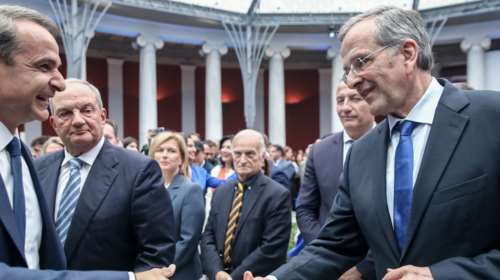 Ο Μητσοτάκης απαντά στην κριτική Σαμαρά-Καραμανλή για τη &quot;μετάλλαξη&quot; της ΝΔ: Μας ψήφισαν και δεξιοί και κεντρώοι