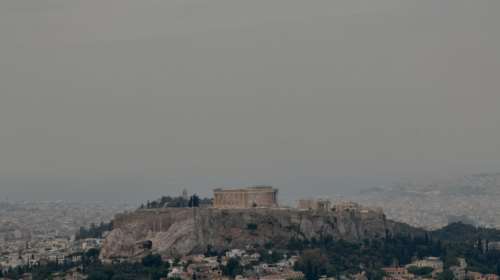 Φωτιά στον Σχίνο: Σύννεφο πυκνού καπνού και στάχτης σκέπασε όλη την Αθήνα [Εικόνες]