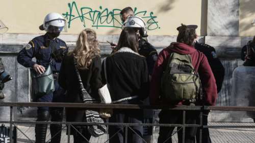 Επέμβαση των ΜΑΤ στο Πολυτεχνείο- Εκκένωση και προσαγωγές αντιεξουσιαστών - Εφοδος και στην Πανεπιστημιούπολη Ζωγράφου