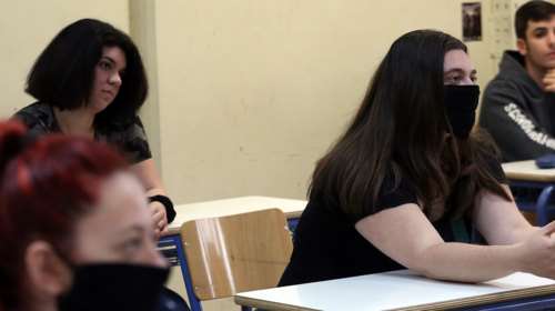 Πίσω στις τάξεις οι μαθητές της Γ Λυκείου αλλά...με απουσίες- Μάσκες, αποστάσεις και αντισηπτικά