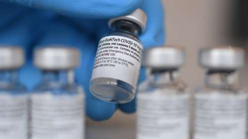 Σοκ: Η Pfizer μειώνει τις παραδόσεις εμβολίων έως 50% σε χώρες της EE