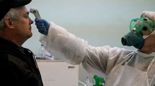 Ανησυχητική έρευνα: Ο κορονοϊός ταξιδεύει έως τέσσερα μέτρα