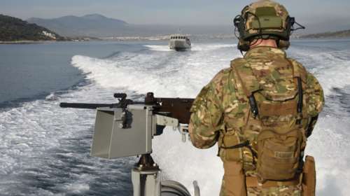 Άσκηση ανορθόδοξου πολέμου στον Σαρωνικό - Εντυπωσιακές εικόνες από τον &quot;Αίολο&quot; και την &quot;Αστραπή&quot;