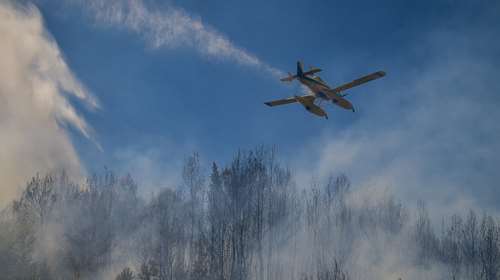 Επικίνδυνα μέτωπα πυρκαγιών: Μαίνεται η φωτιά στον Ασπρόπυργο – Αυξήθηκαν οι δυνάμεις της πυροσβεστικής σε Όλυμπο και Ροδόπη