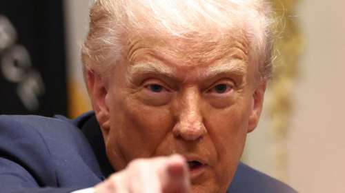 Politico: Συναγερμός στην Ευρώπη λόγω Τραμπ - &quot;Ο Αμερικανός πρόεδρος θέλει να επηρεάσει τις εκλογές σας&quot;