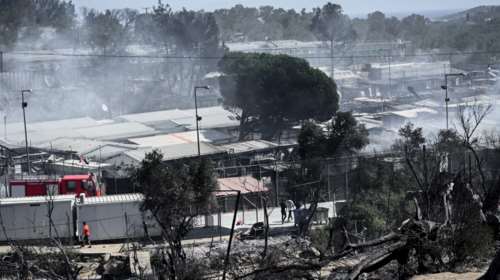 Φωτιά στη Μόρια: Πλοίο και δύο αρματαγωγά στη Λέσβο για τη φιλοξενία άστεγων προσφύγων - Οι ανακοινώσεις Μηταράκη