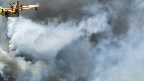 Φωτιά στο Λουτράκι: Εκλεισε η Εθνική Οδός Αθηνών Κορίνθου- Εκκένωση του οικισμού Γλυκιά Ζωή- Ελέγχθηκε το μέτωπο στα διυλιστήρια